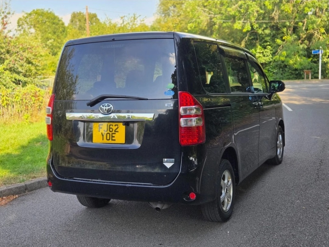 TOYOTA NOAH Fresh Import 2.0 Auto 7 Seater