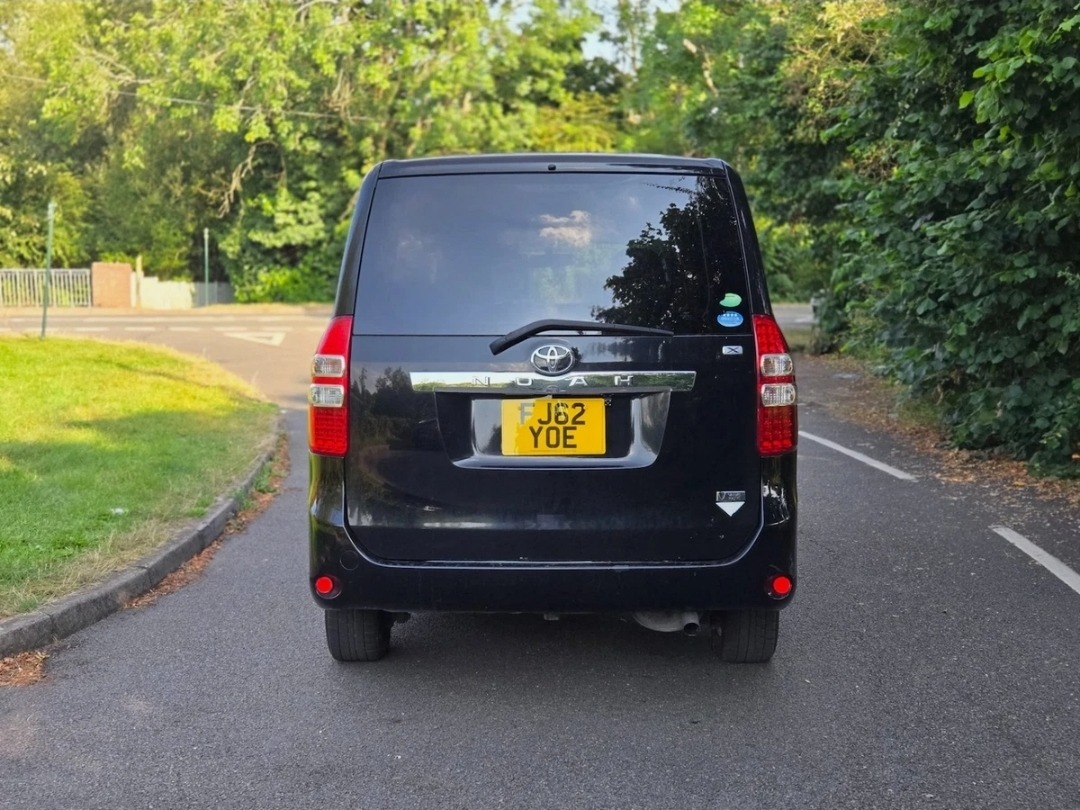 TOYOTA NOAH Fresh Import 2.0 Auto 7 Seater
