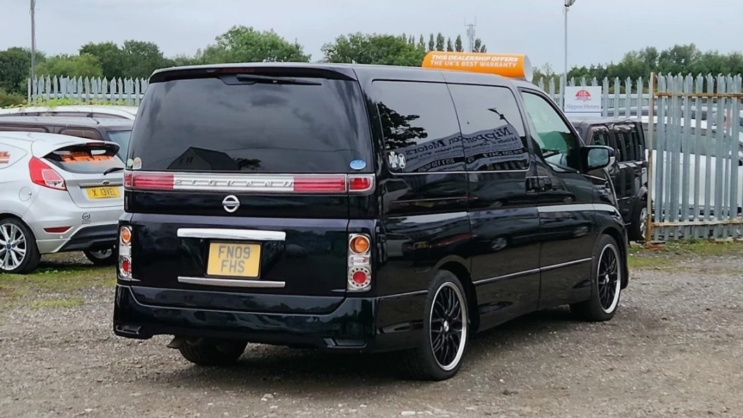 NISSAN ELGRAND HighwayStar ME51 2.5 V6 Auto 8 Seater