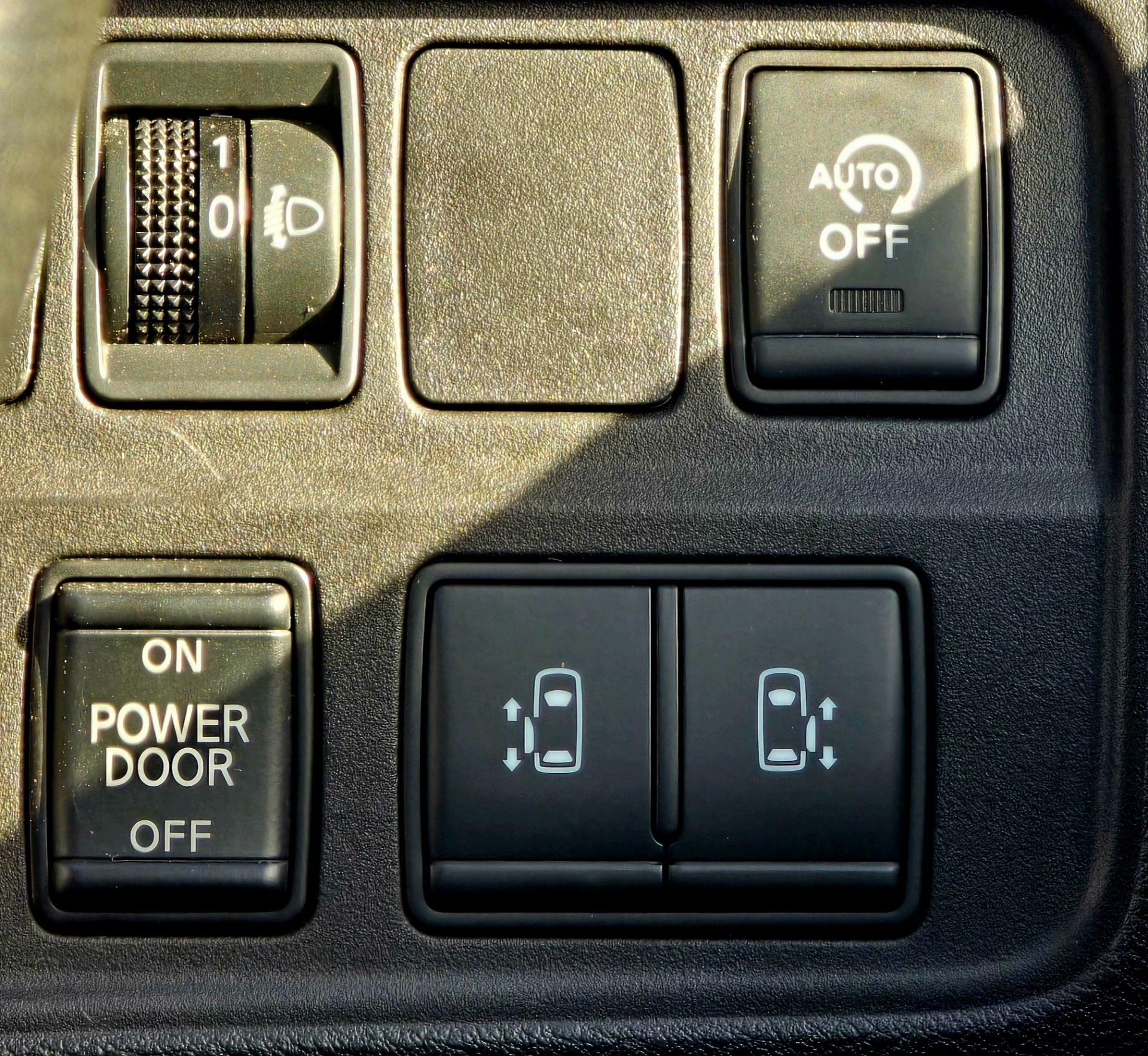 NISSAN SERENA HighwayStar 2.0h Auto 8 Seater S-Hybrid MPV Ulez Compliant