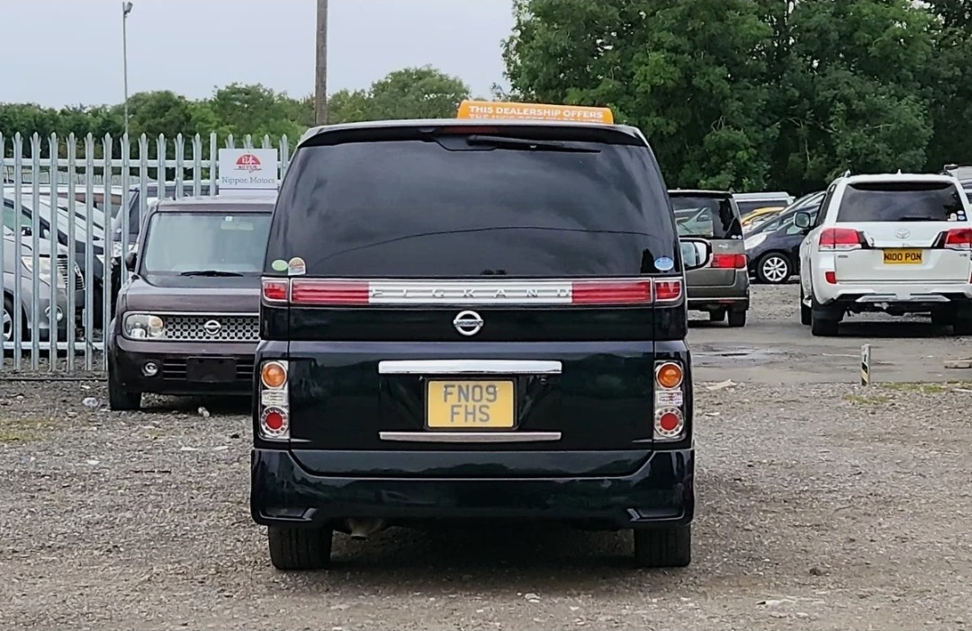 NISSAN ELGRAND HighwayStar ME51 2.5 V6 Auto 8 Seater