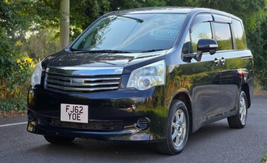 TOYOTA NOAH Fresh Import 2.0 Auto 7 Seater