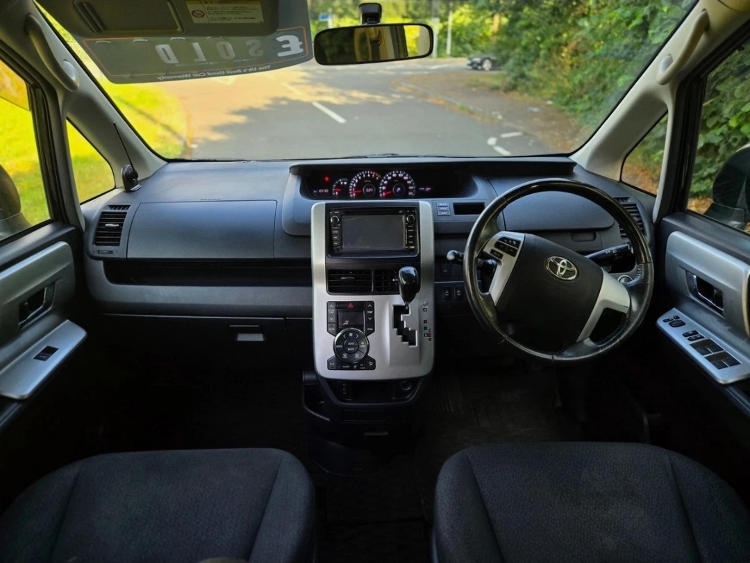 TOYOTA NOAH Fresh Import 2.0 Auto 7 Seater