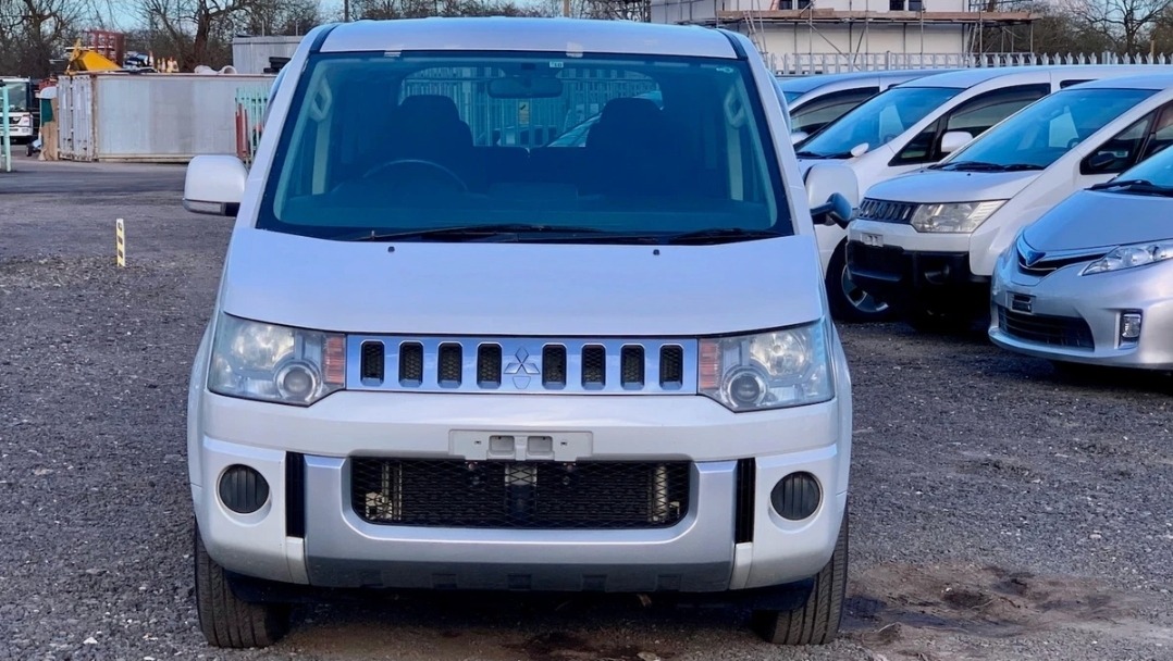 MITSUBISHI DELICA D5 2.4 Auto 8 Seater MPV 4X4