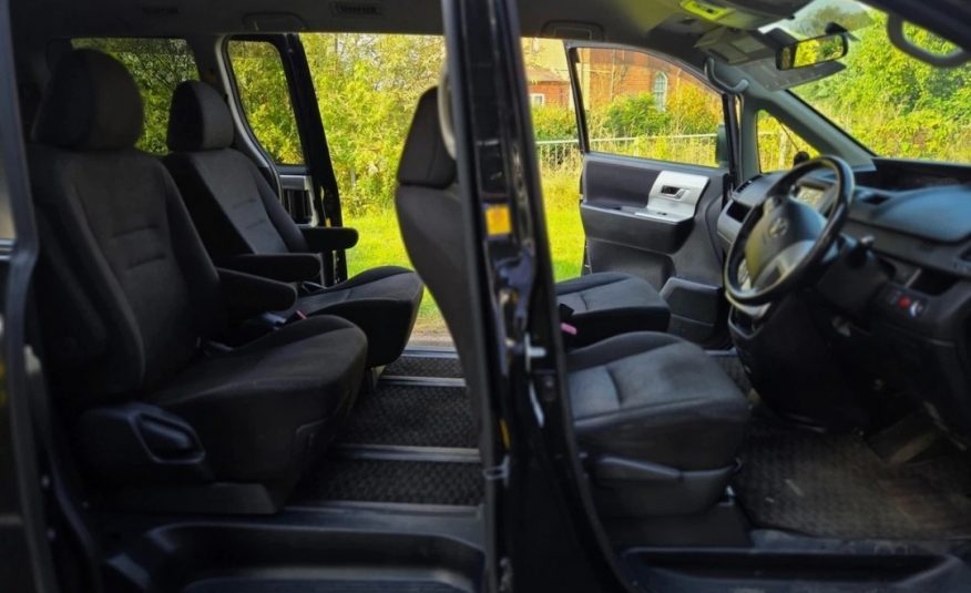 TOYOTA NOAH Fresh Import 2.0 Auto 7 Seater
