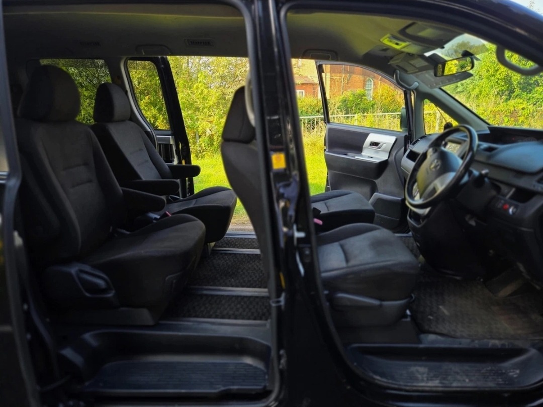 TOYOTA NOAH Fresh Import 2.0 Auto 7 Seater