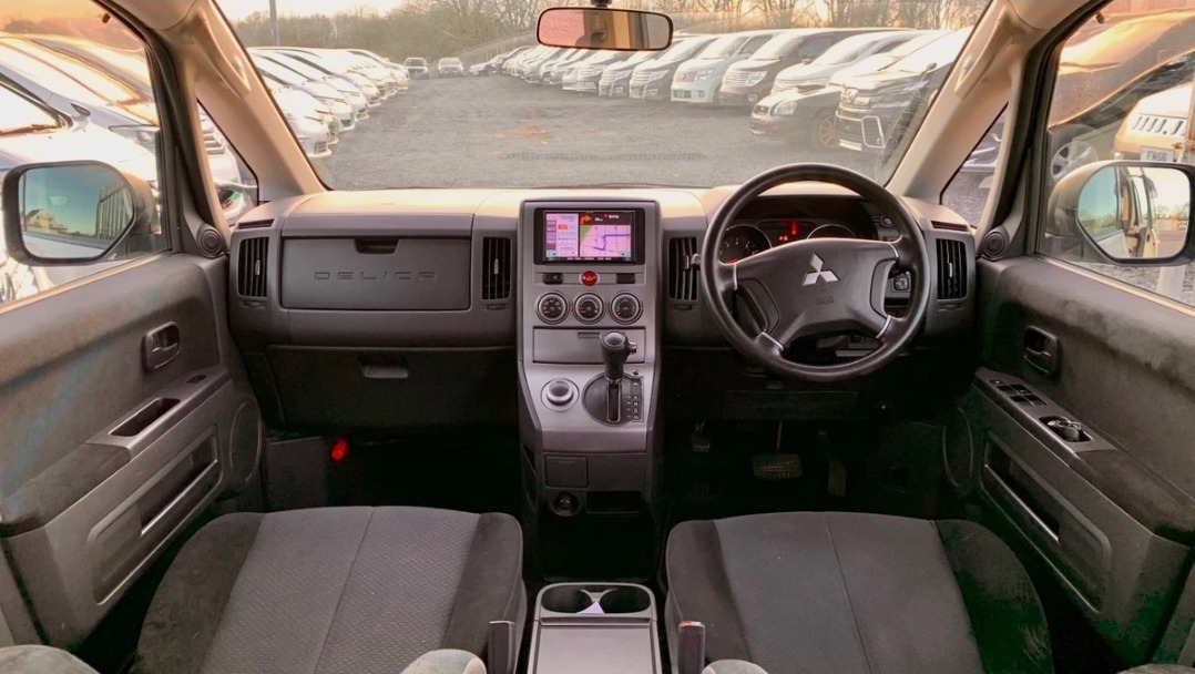 MITSUBISHI DELICA D5 2.4 Auto 8 Seater MPV 4X4