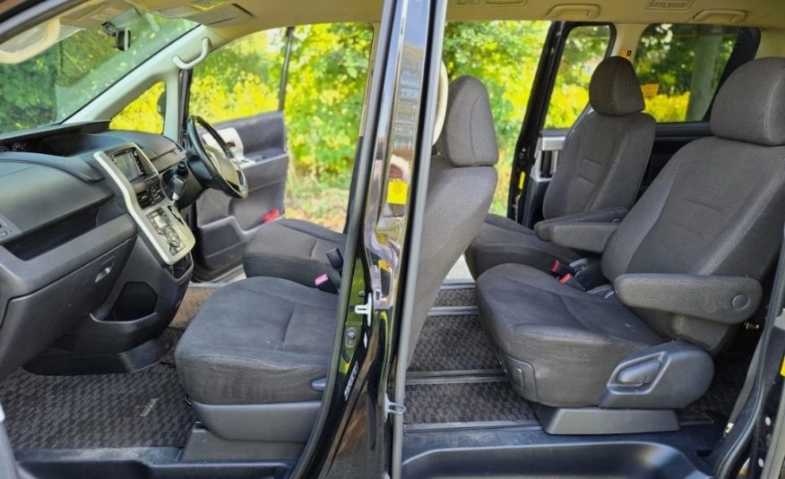 TOYOTA NOAH Fresh Import 2.0 Auto 7 Seater