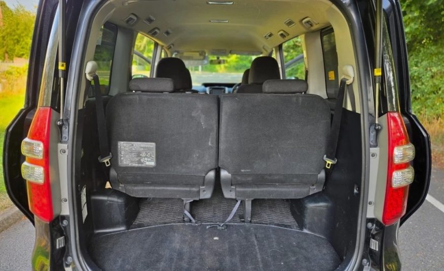 TOYOTA NOAH Fresh Import 2.0 Auto 7 Seater