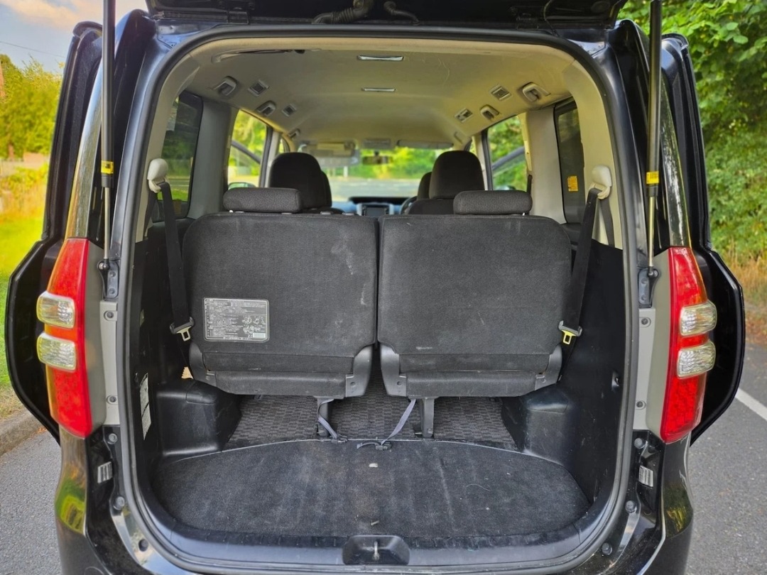 TOYOTA NOAH Fresh Import 2.0 Auto 7 Seater