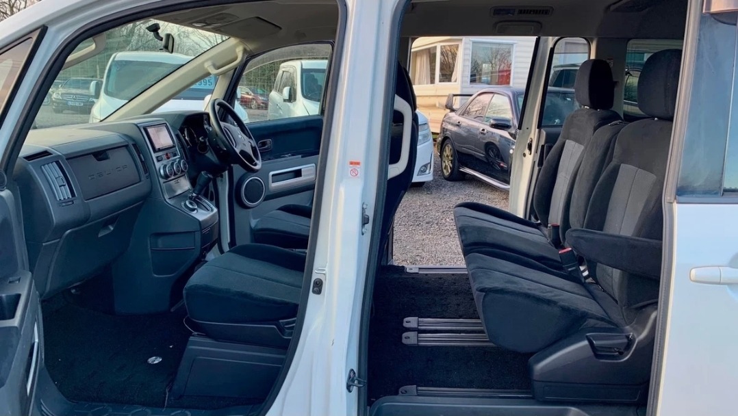 MITSUBISHI DELICA D5 2.4 Auto 8 Seater MPV 4X4