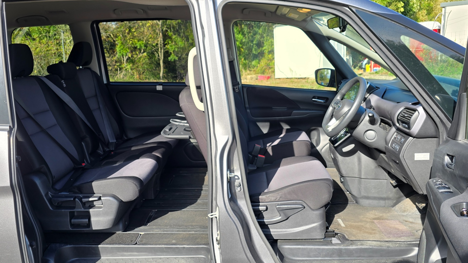 NISSAN SERENA HighwayStar 2.0h Auto 8 Seater S-Hybrid MPV Ulez Compliant