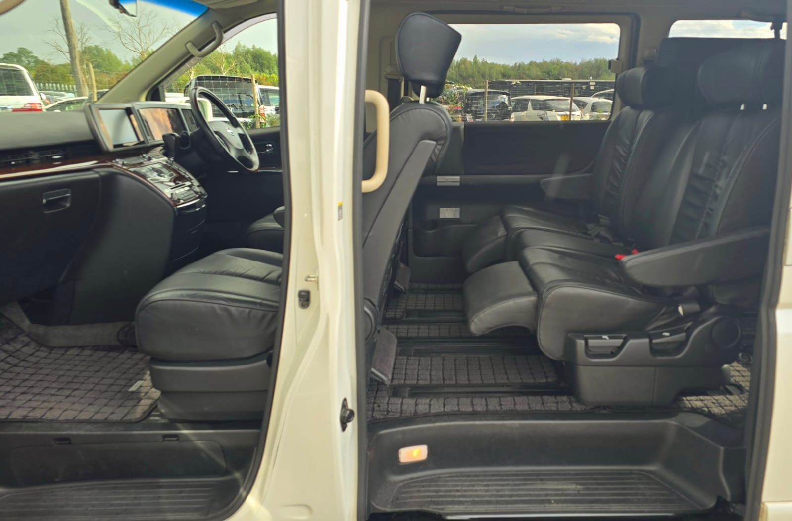 NISSAN ELGRAND Highway Star 3.5 V6 Auto 4X4 8 Seater MPV