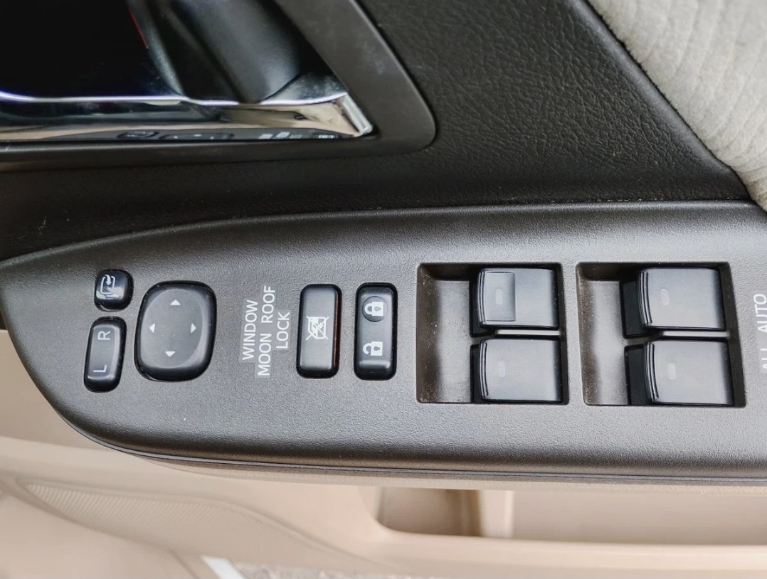 TOYOTA ALPHARD ANH20 2.4 Auto 8 Seater Sunroof Dual AC 7-Speed CVT MPV