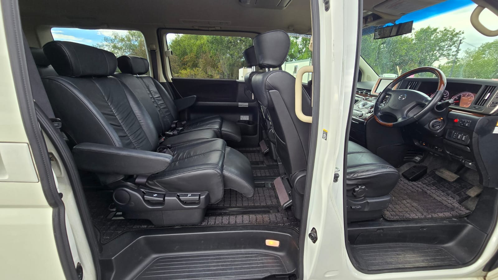 NISSAN ELGRAND Highway Star 3.5 V6 Auto 4X4 8 Seater MPV