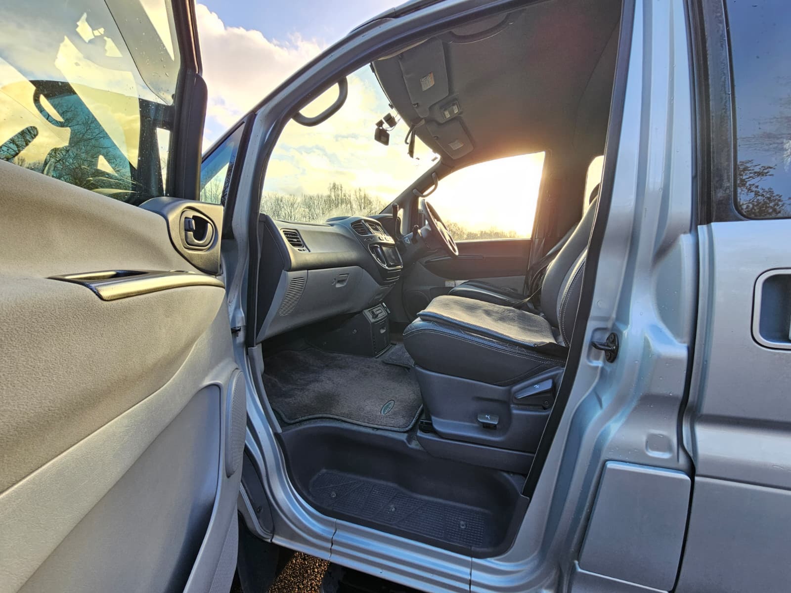 MITSUBISHI DELICA SPACE GEAR AUTO L400 Spacegear Chamonix 3.0 Auto V6 4X4  2WD