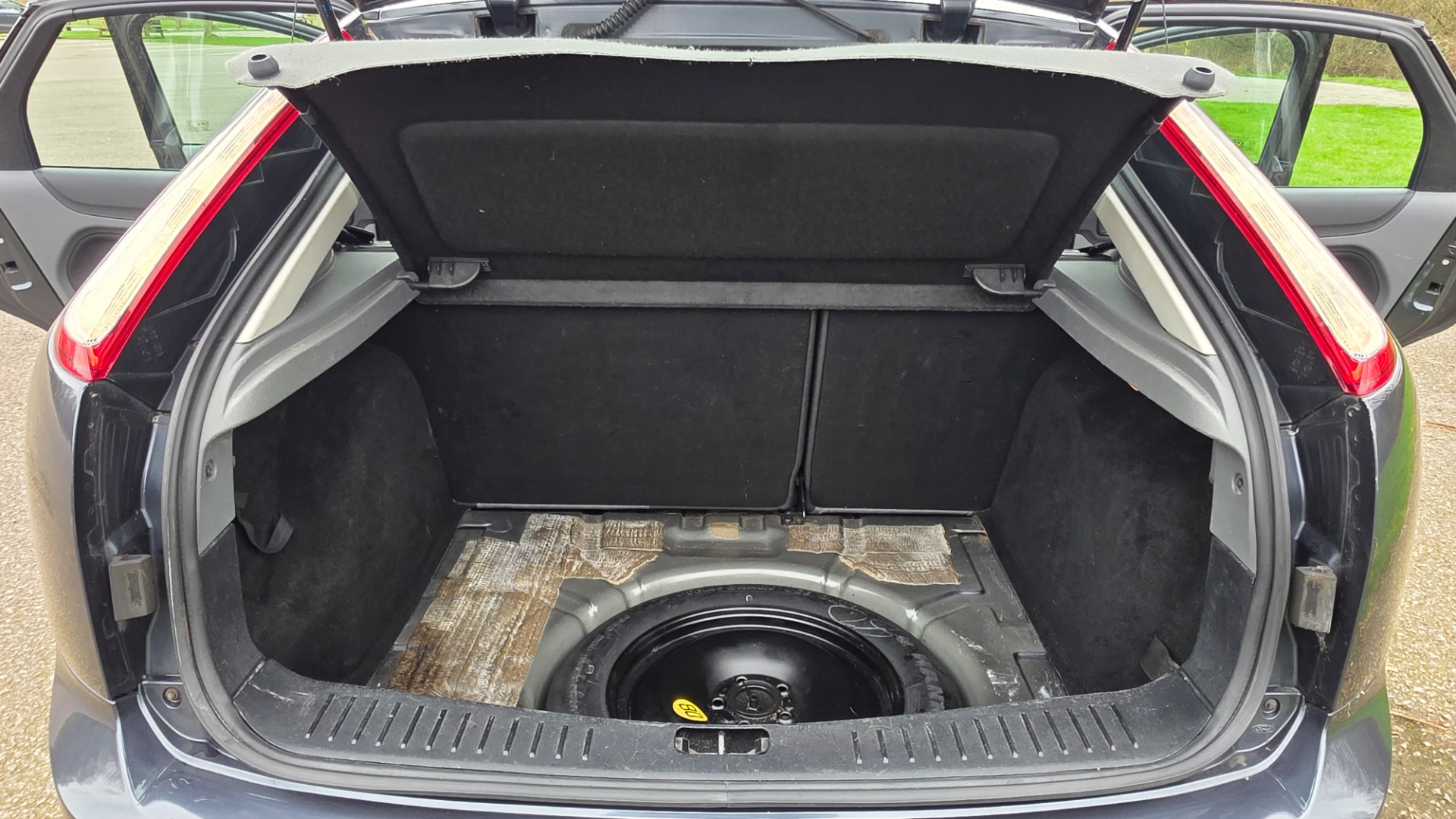 FORD FOCUS 1.6 Zetec Hatchback 5dr Petrol Manual (159 gkm, 99 bhp)