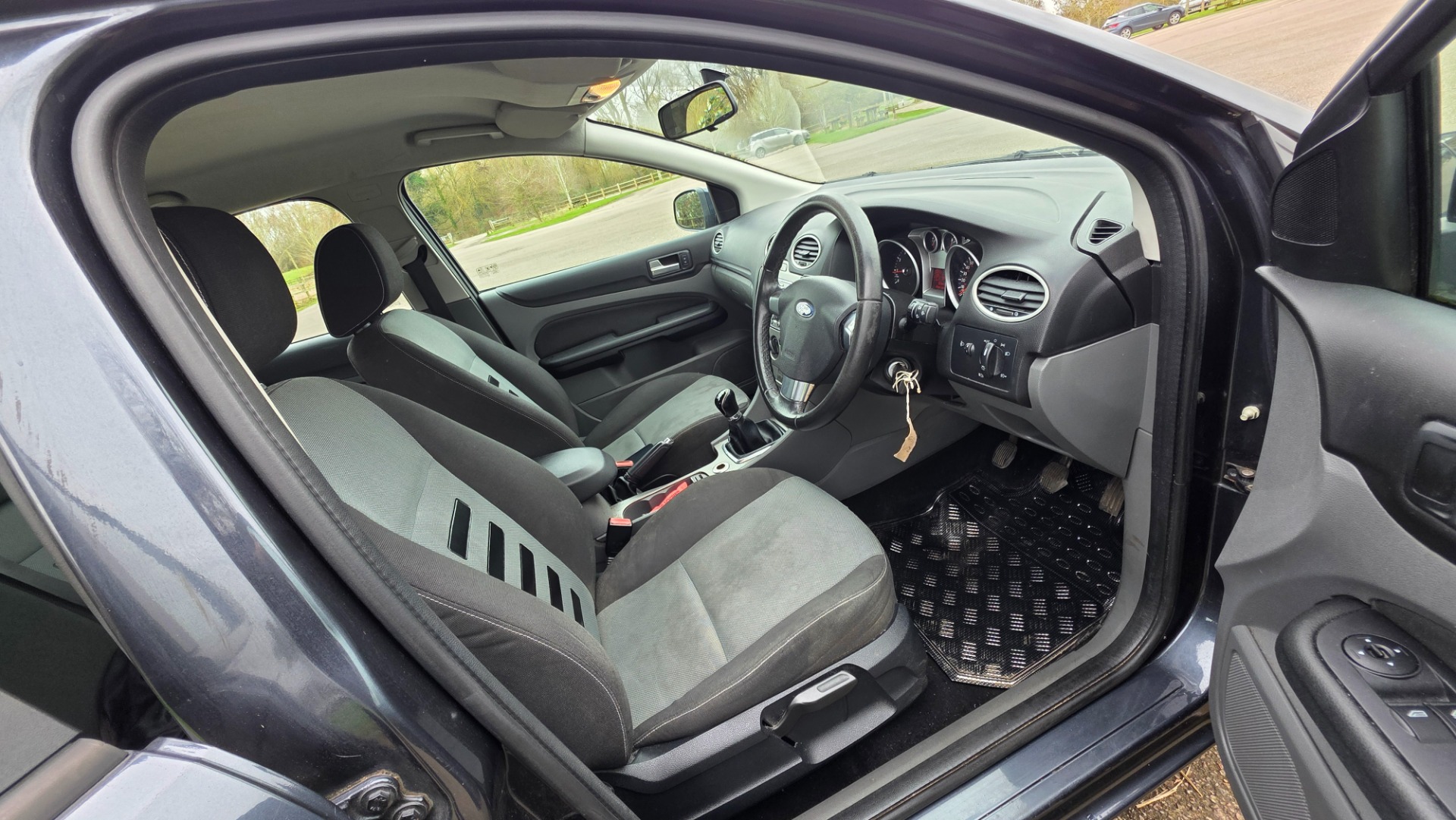 FORD FOCUS 1.6 Zetec Hatchback 5dr Petrol Manual (159 gkm, 99 bhp)