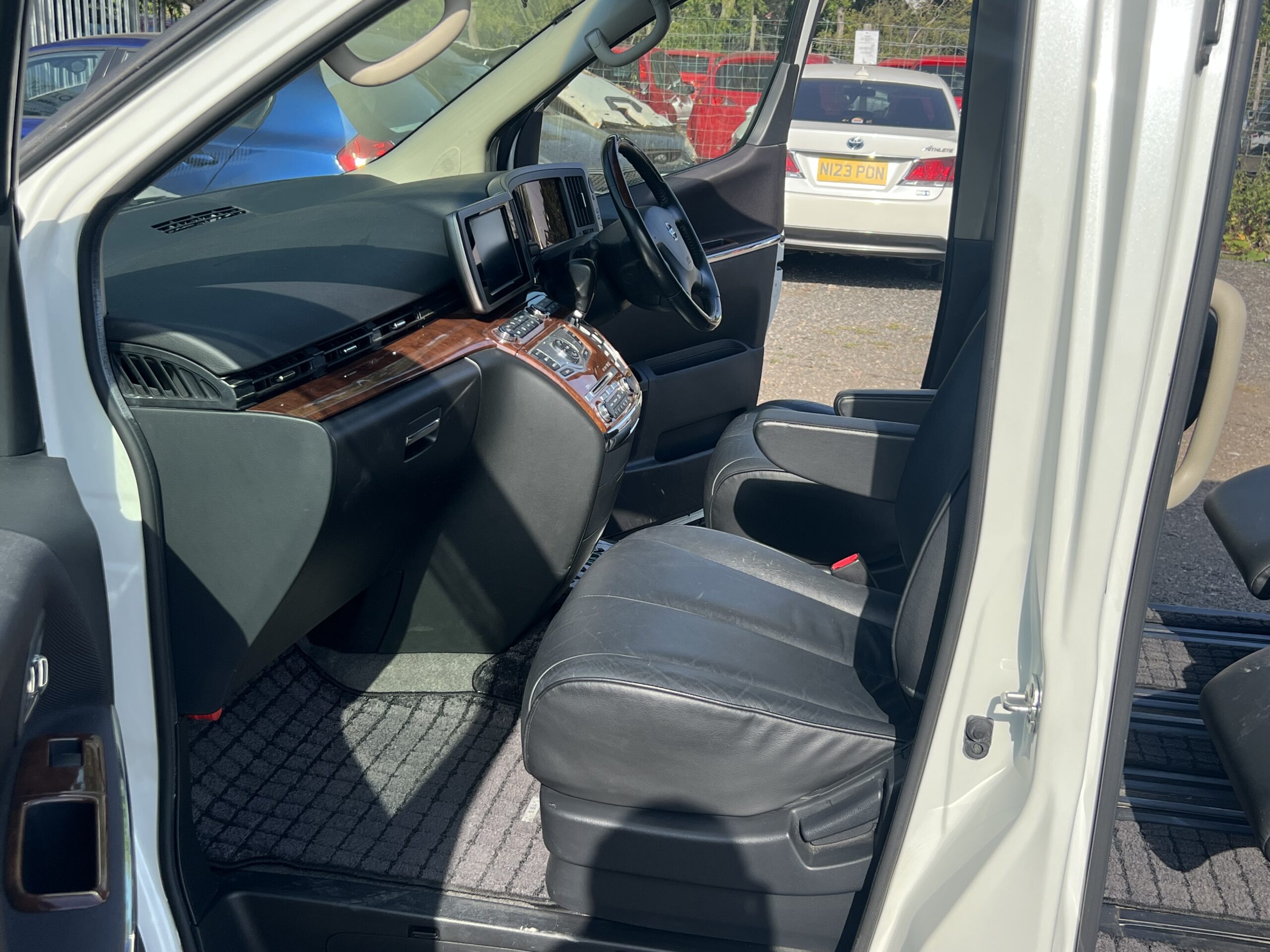 Nissan Elgrand 2.5L 4WD Automatic MPV Petrol