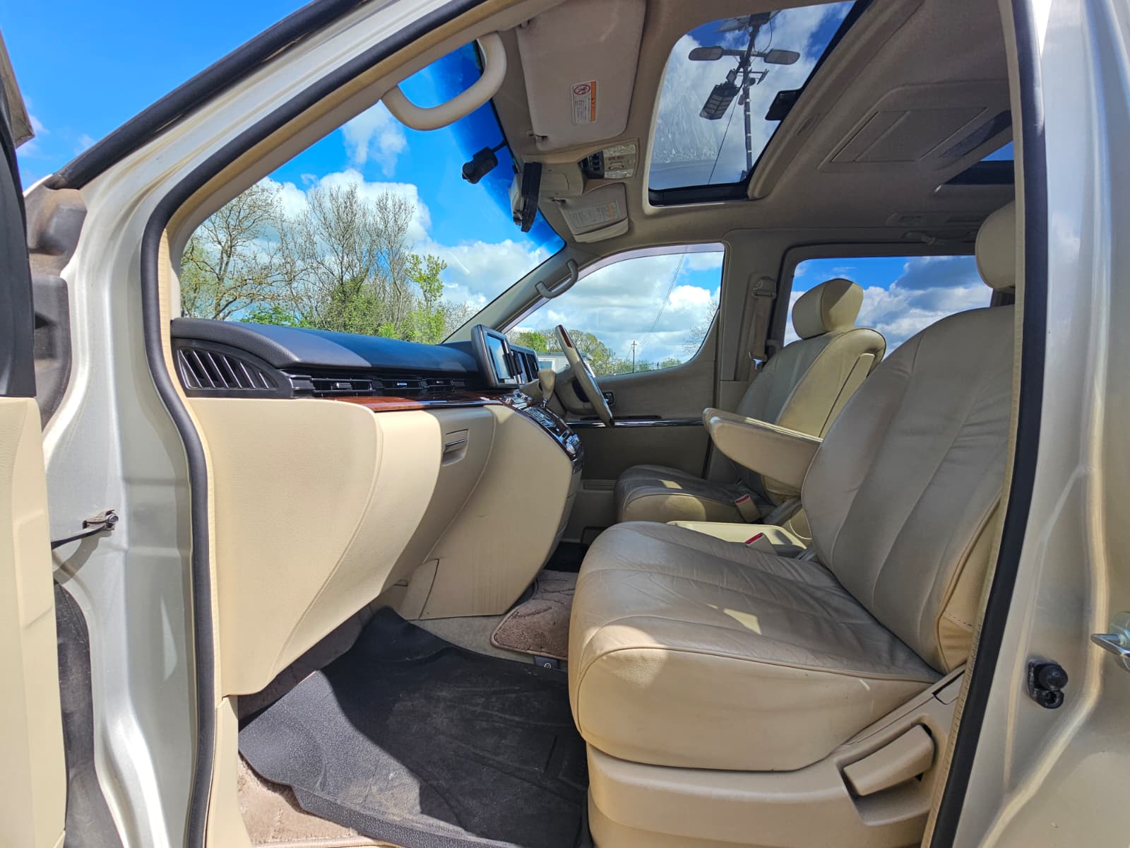 Nissan Elgrand XL 3.5 V6 Automatic 7 Seater MPV Double Sunroof
