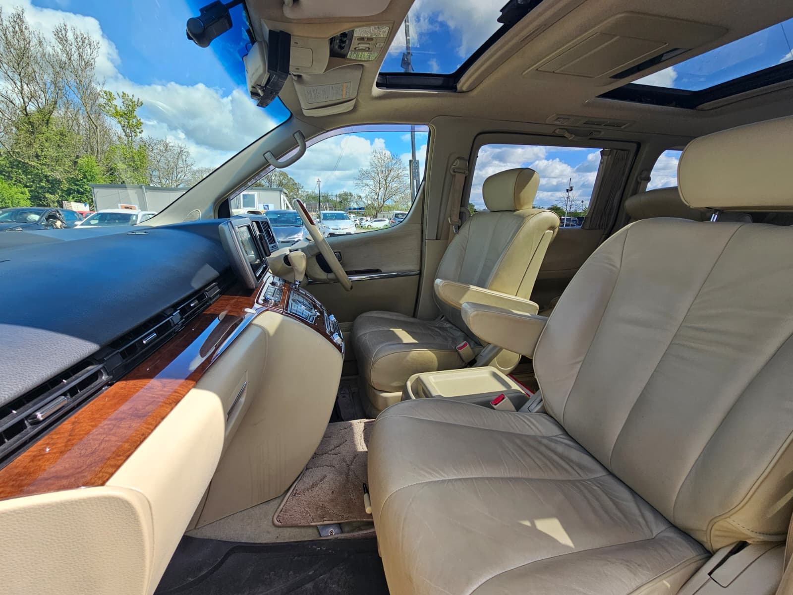 Nissan Elgrand XL 3.5 V6 Automatic 7 Seater MPV Double Sunroof