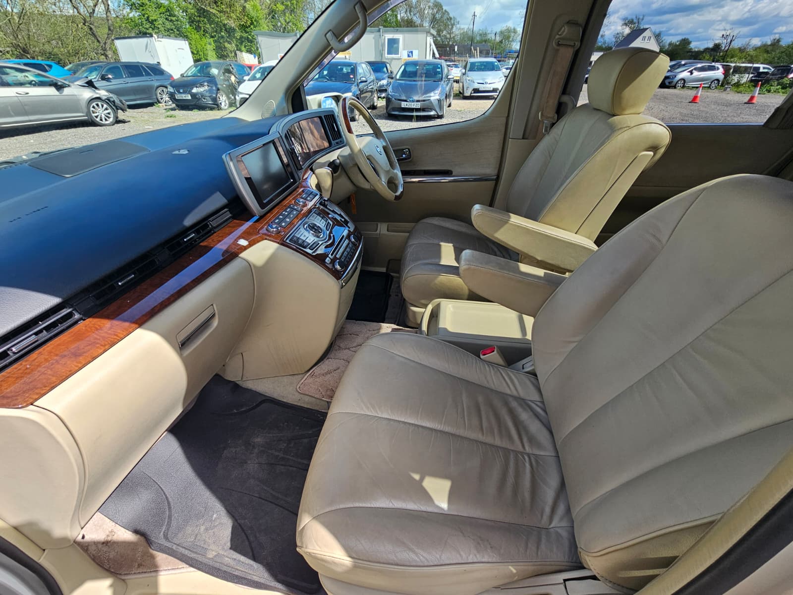 Nissan Elgrand XL 3.5 V6 Automatic 7 Seater MPV Double Sunroof