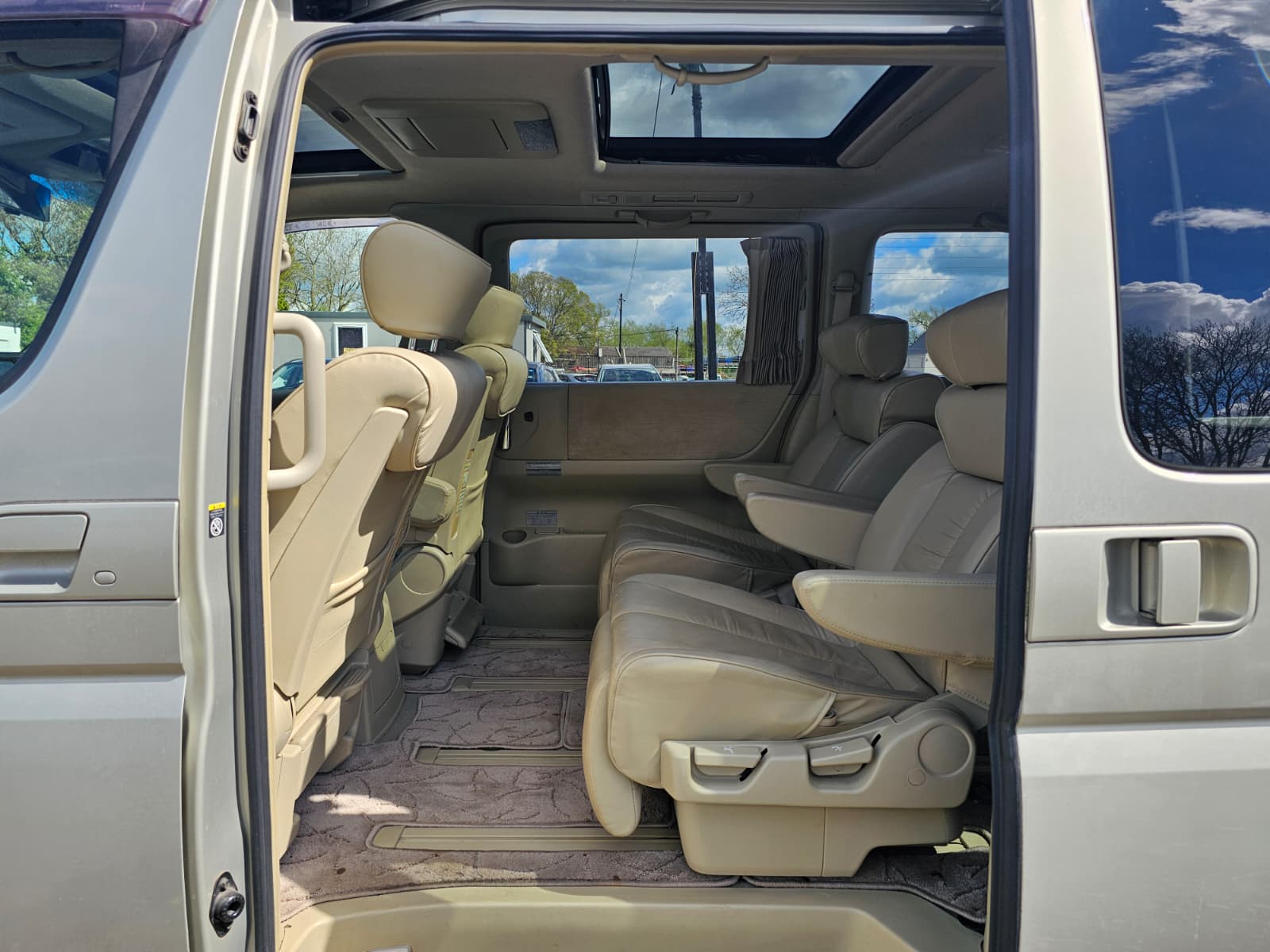 Nissan Elgrand XL 3.5 V6 Automatic 7 Seater MPV Double Sunroof