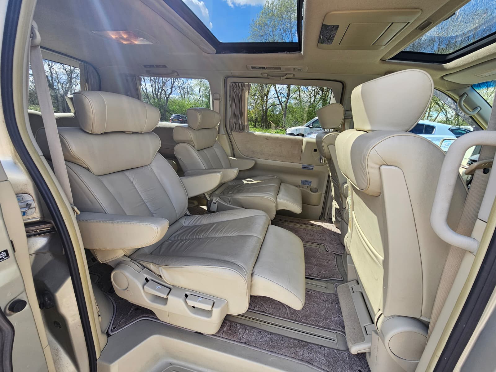 Nissan Elgrand XL 3.5 V6 Automatic 7 Seater MPV Double Sunroof