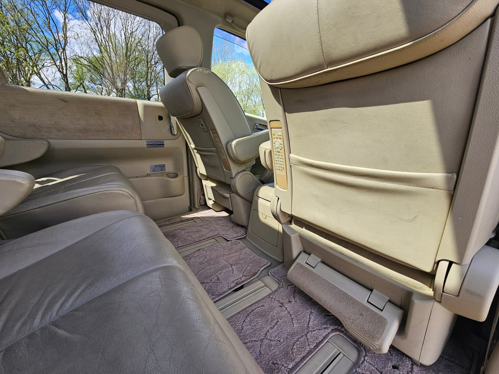 Nissan Elgrand XL 3.5 V6 Automatic 7 Seater MPV Double Sunroof