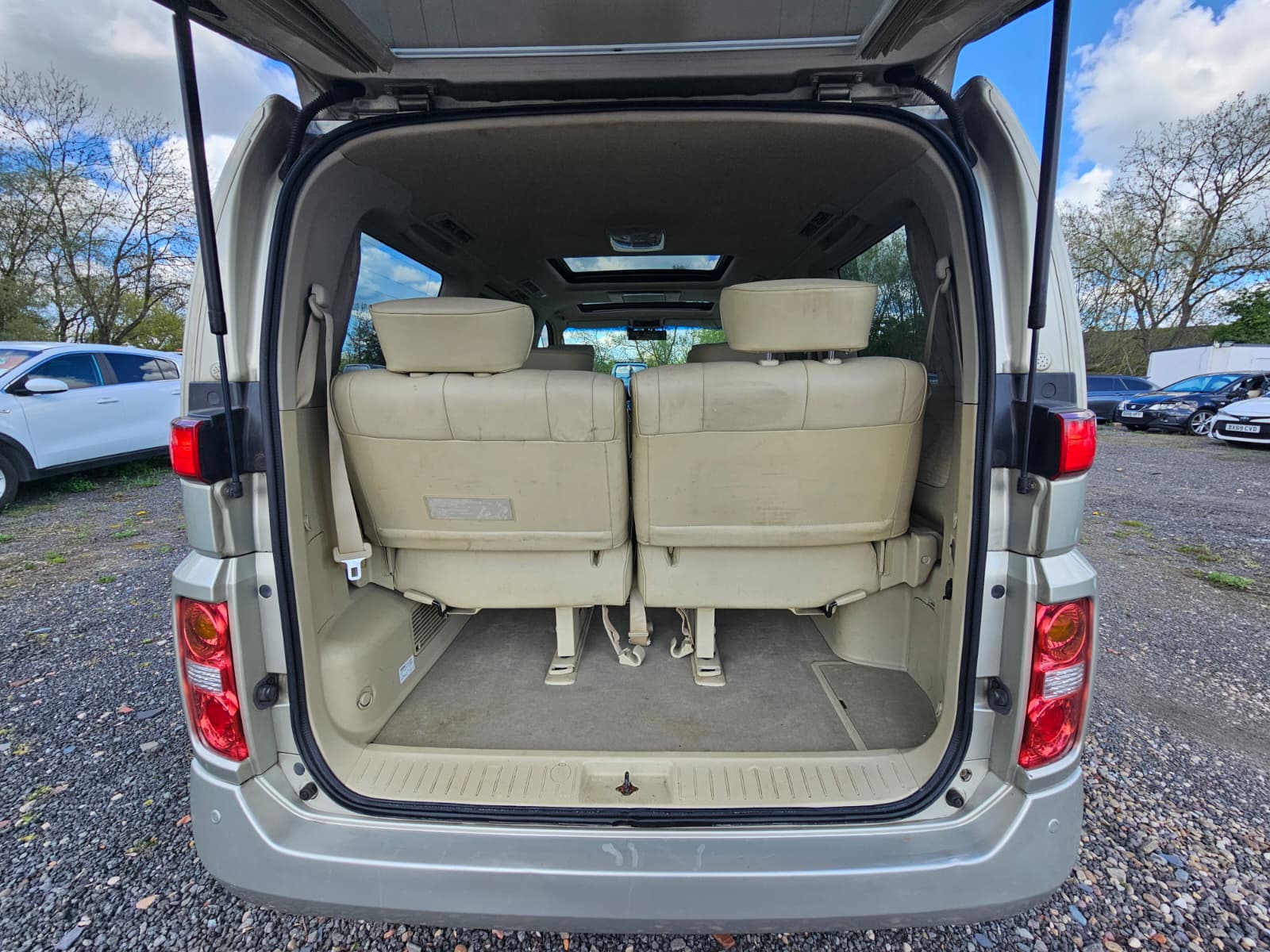 Nissan Elgrand XL 3.5 V6 Automatic 7 Seater MPV Double Sunroof