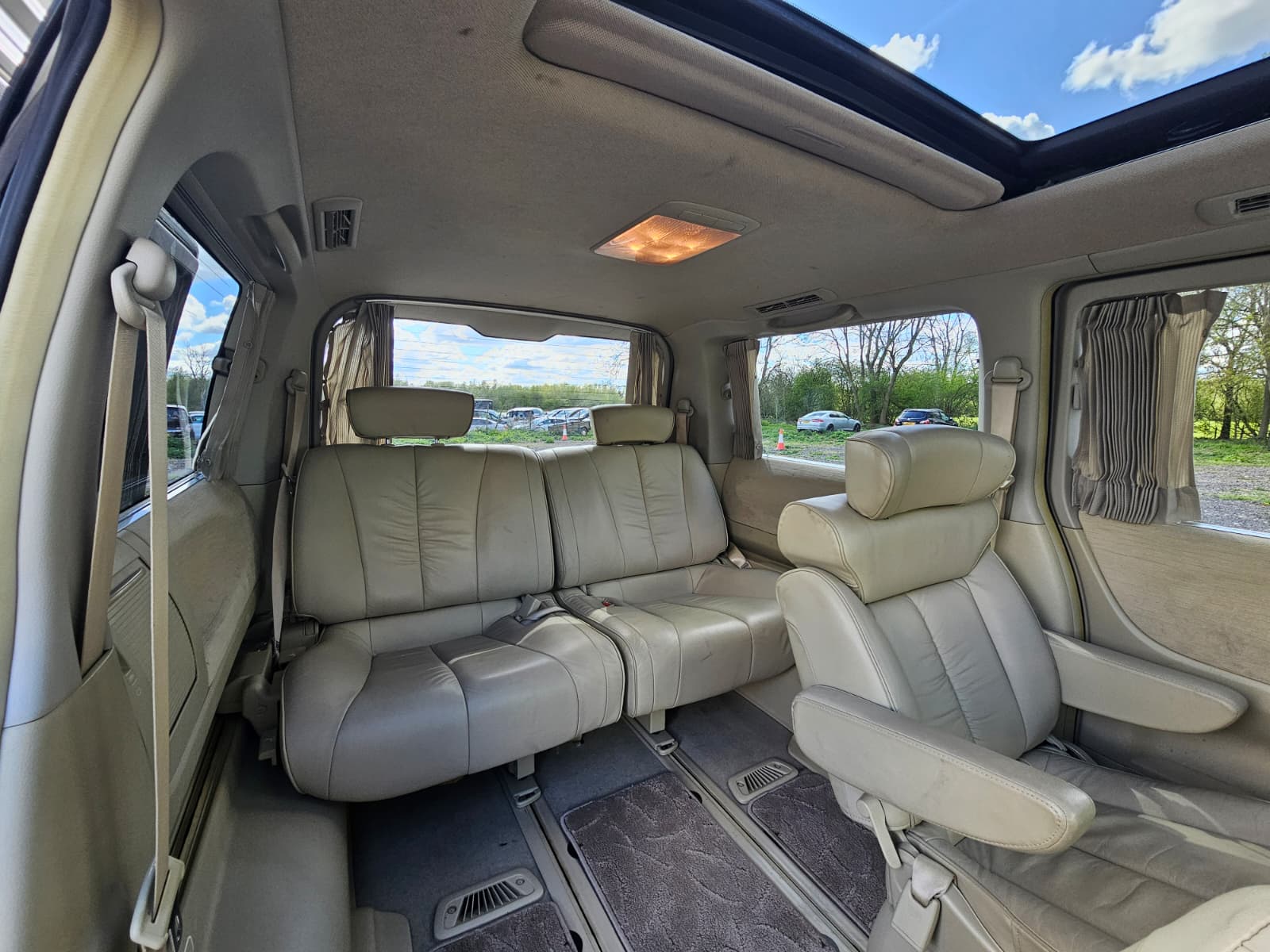 Nissan Elgrand XL 3.5 V6 Automatic 7 Seater MPV Double Sunroof