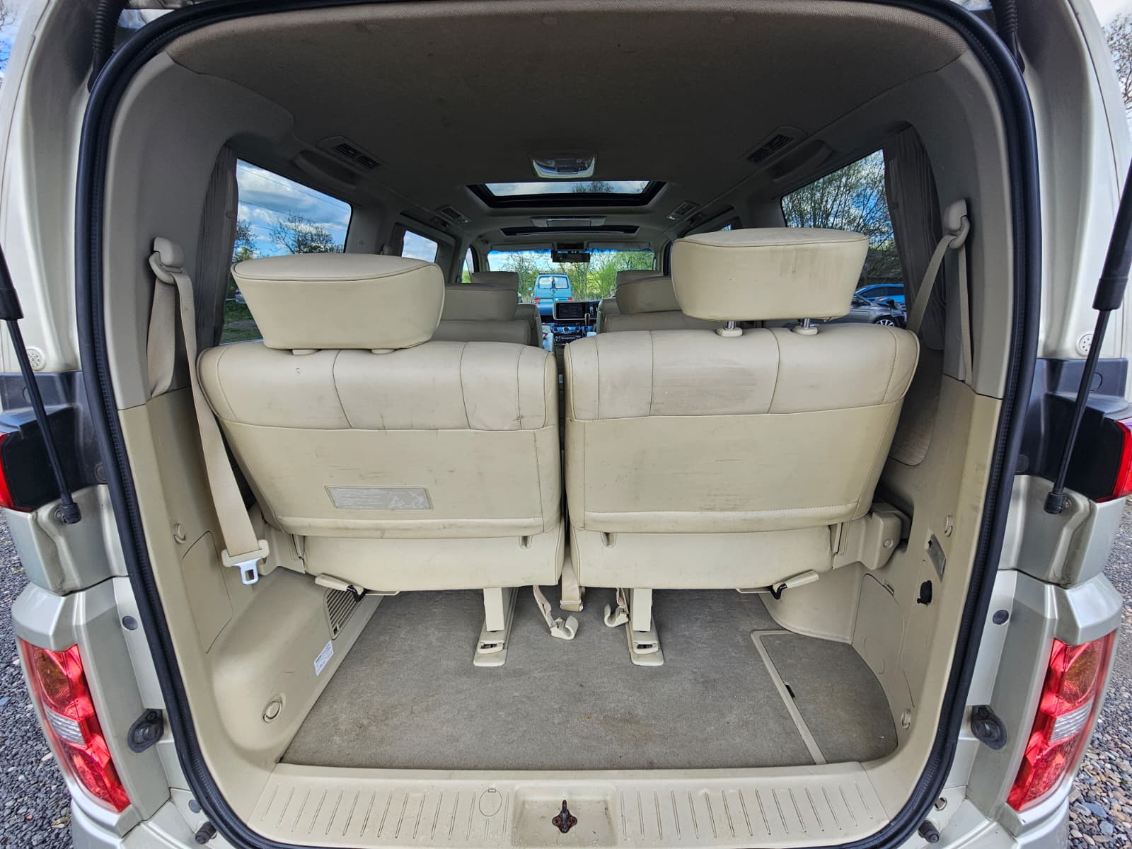Nissan Elgrand XL 3.5 V6 Automatic 7 Seater MPV Double Sunroof