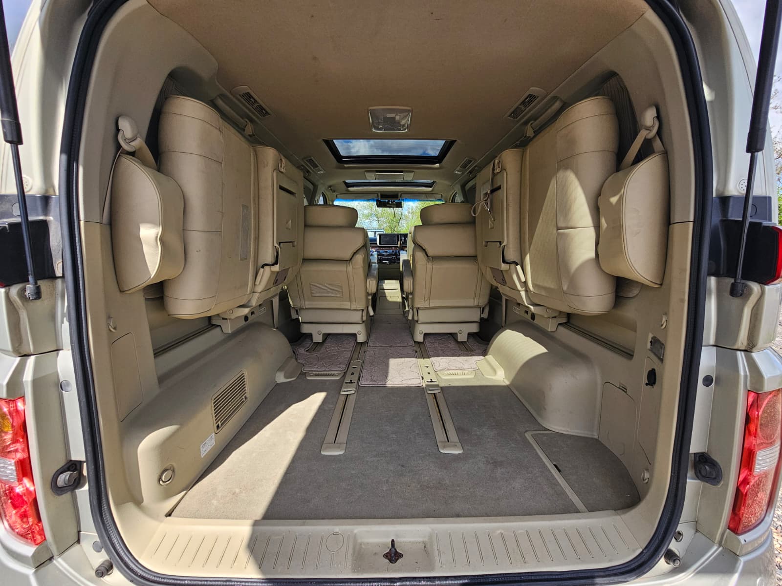 Nissan Elgrand XL 3.5 V6 Automatic 7 Seater MPV Double Sunroof