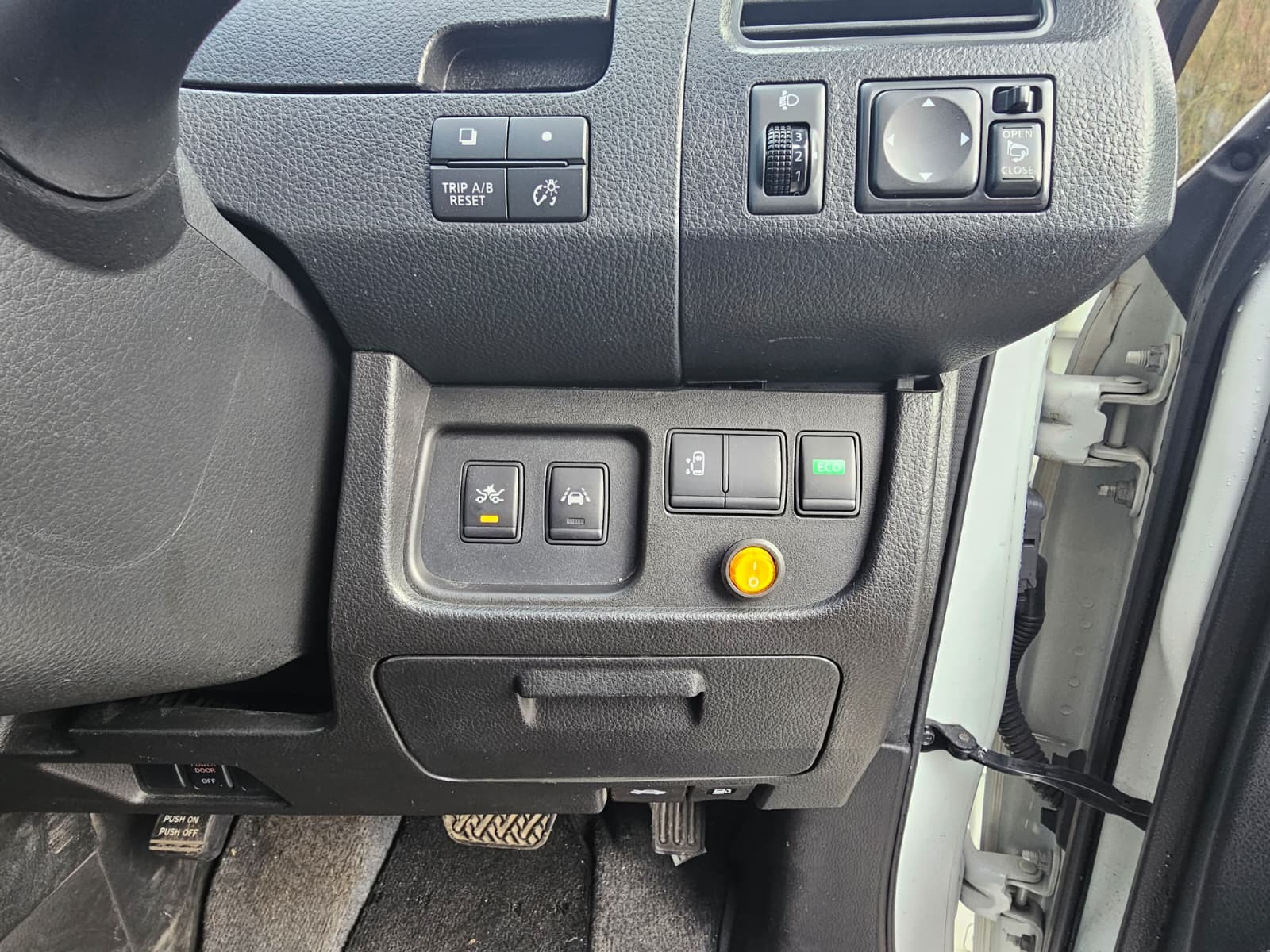 NISSAN SERENA 2.0h Automatic Hybrid CVT 8 Seater MPV
