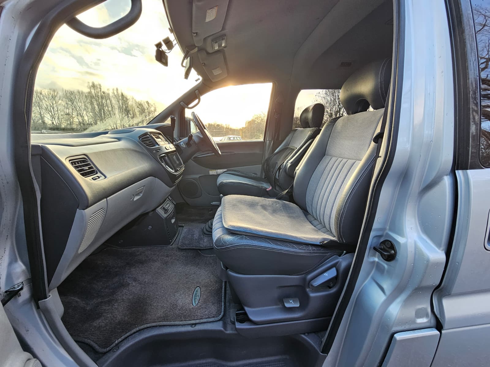 MITSUBISHI DELICA L400 Spacegear Chamonix 3.0 Auto V6 4X4 / 2WD