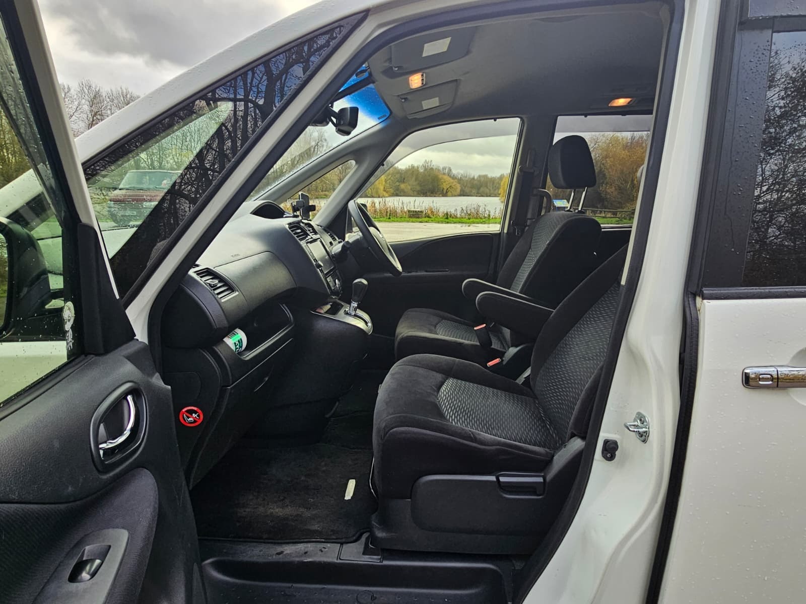 NISSAN SERENA 2.0h Automatic Hybrid CVT 8 Seater MPV