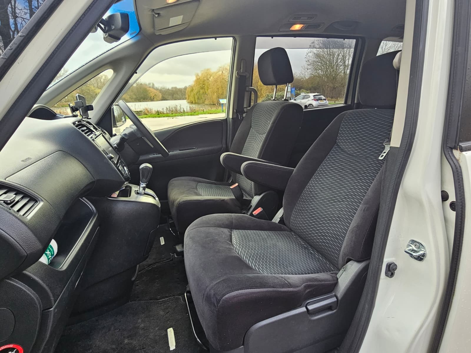 NISSAN SERENA 2.0h Automatic Hybrid CVT 8 Seater MPV