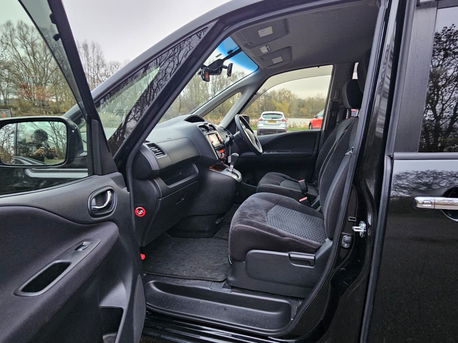 NISSAN SERENA 2.0h Automatic Hybrid CVT 8 Seater MPV