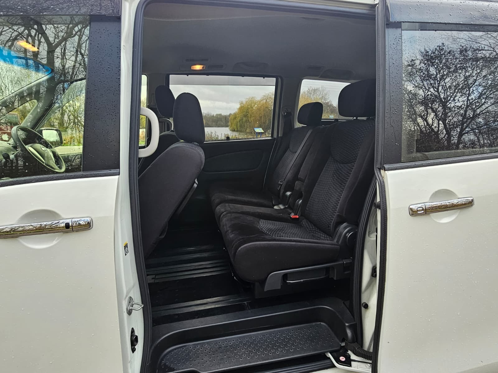 NISSAN SERENA 2.0h Automatic Hybrid CVT 8 Seater MPV