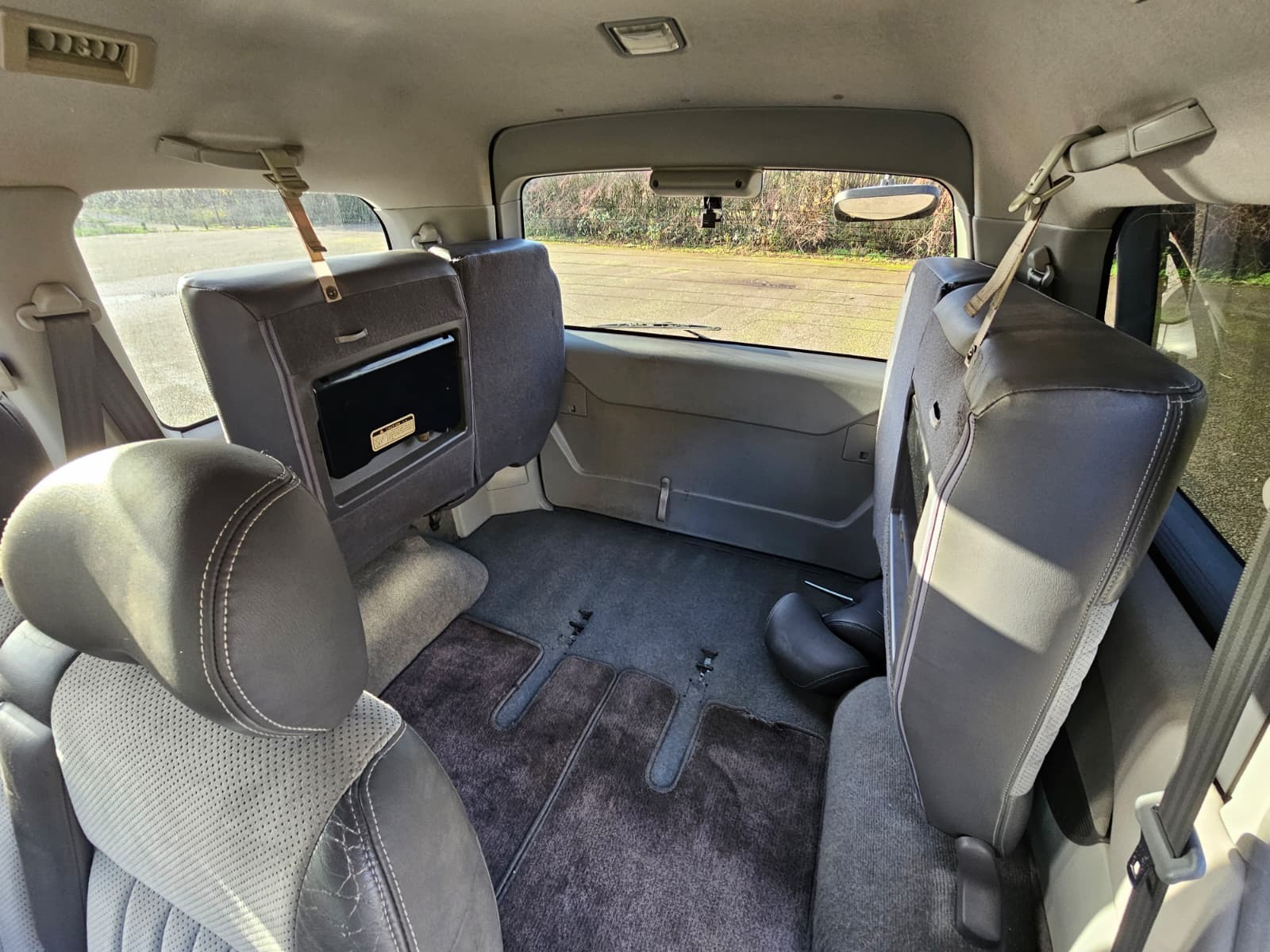 MITSUBISHI DELICA L400 Spacegear Chamonix 3.0 Auto V6 4X4 / 2WD