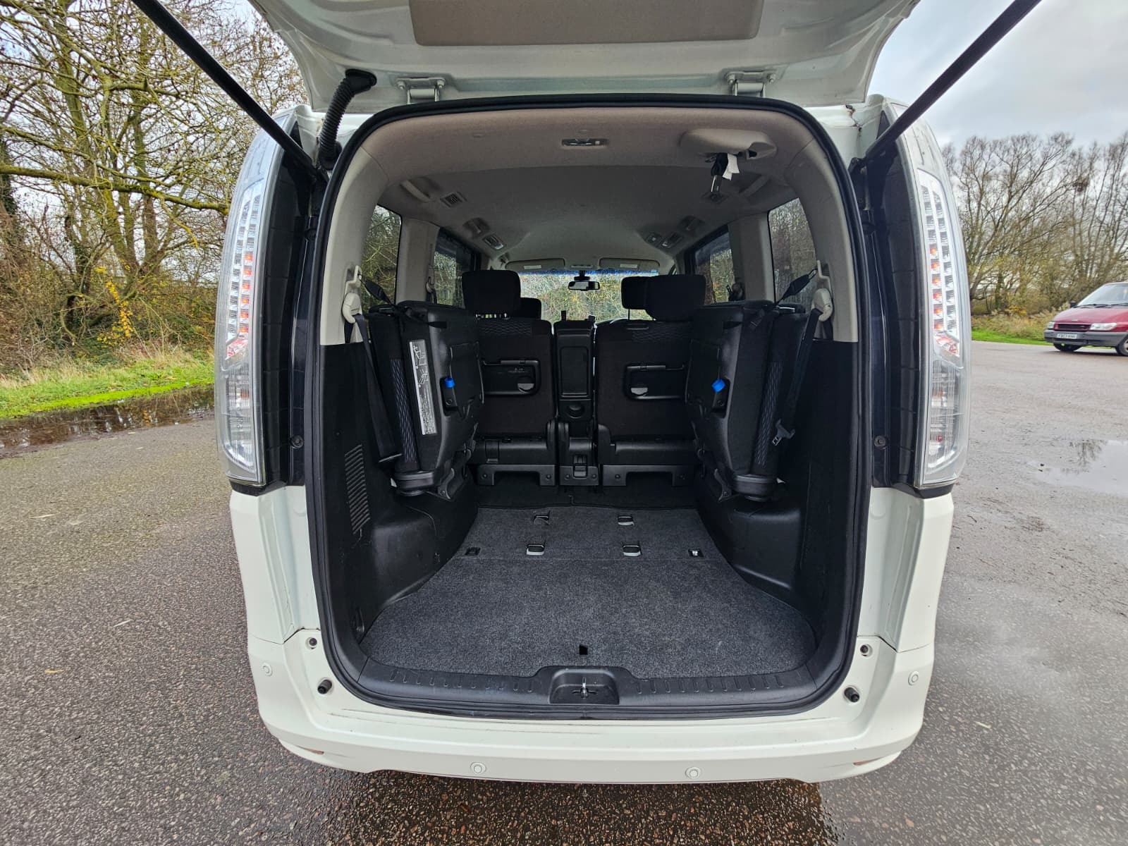 NISSAN SERENA 2.0h Automatic Hybrid CVT 8 Seater MPV