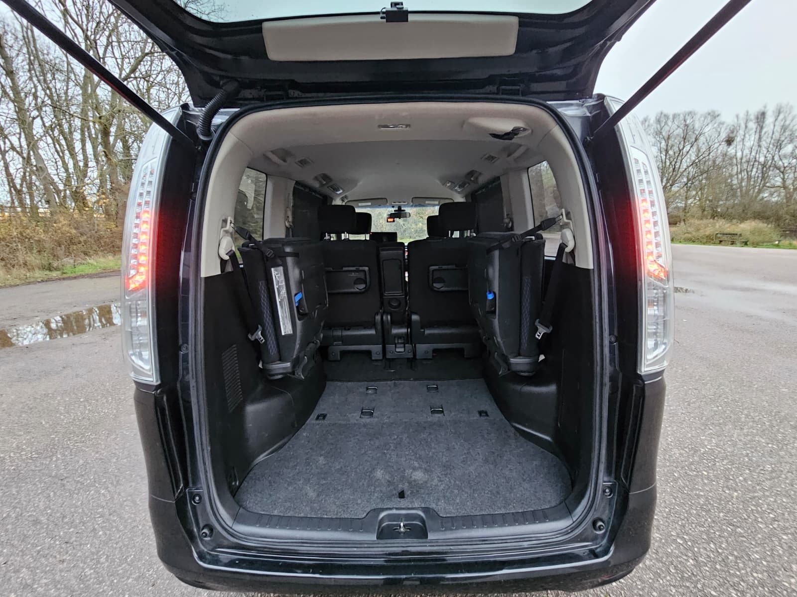 NISSAN SERENA 2.0h Automatic Hybrid CVT 8 Seater MPV
