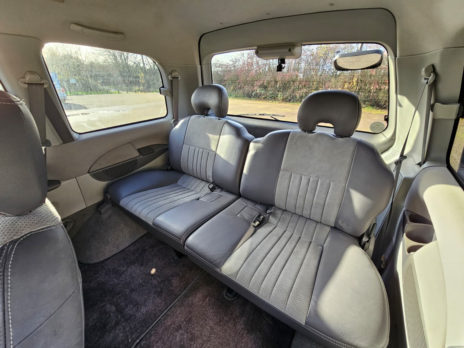 MITSUBISHI DELICA L400 Spacegear Chamonix 3.0 Auto V6 4X4 / 2WD