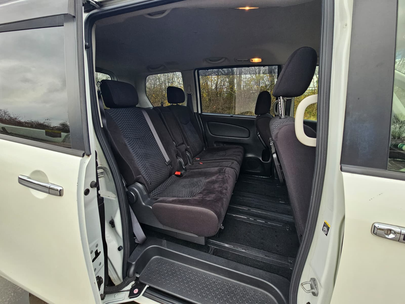 NISSAN SERENA 2.0h Automatic Hybrid CVT 8 Seater MPV