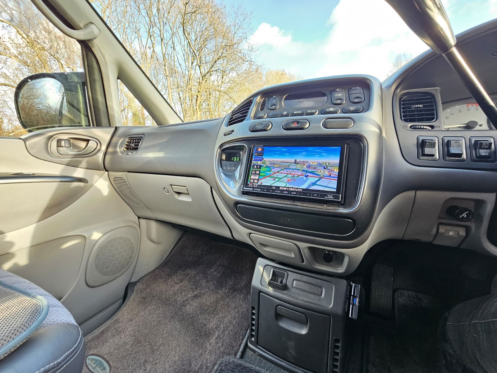 MITSUBISHI DELICA L400 Spacegear Chamonix 3.0 Auto V6 4X4 / 2WD
