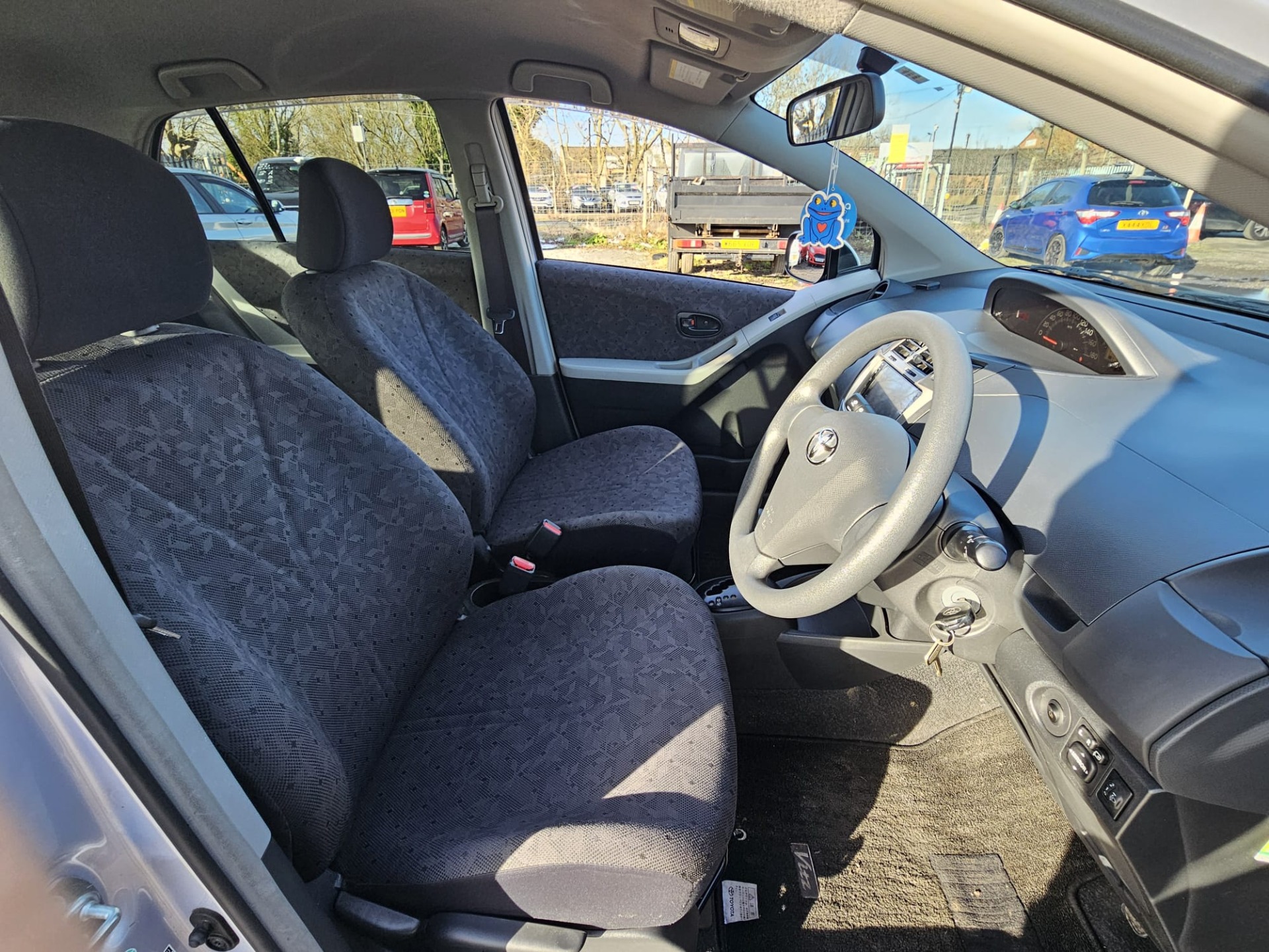 TOYOTA VITZ Yaris