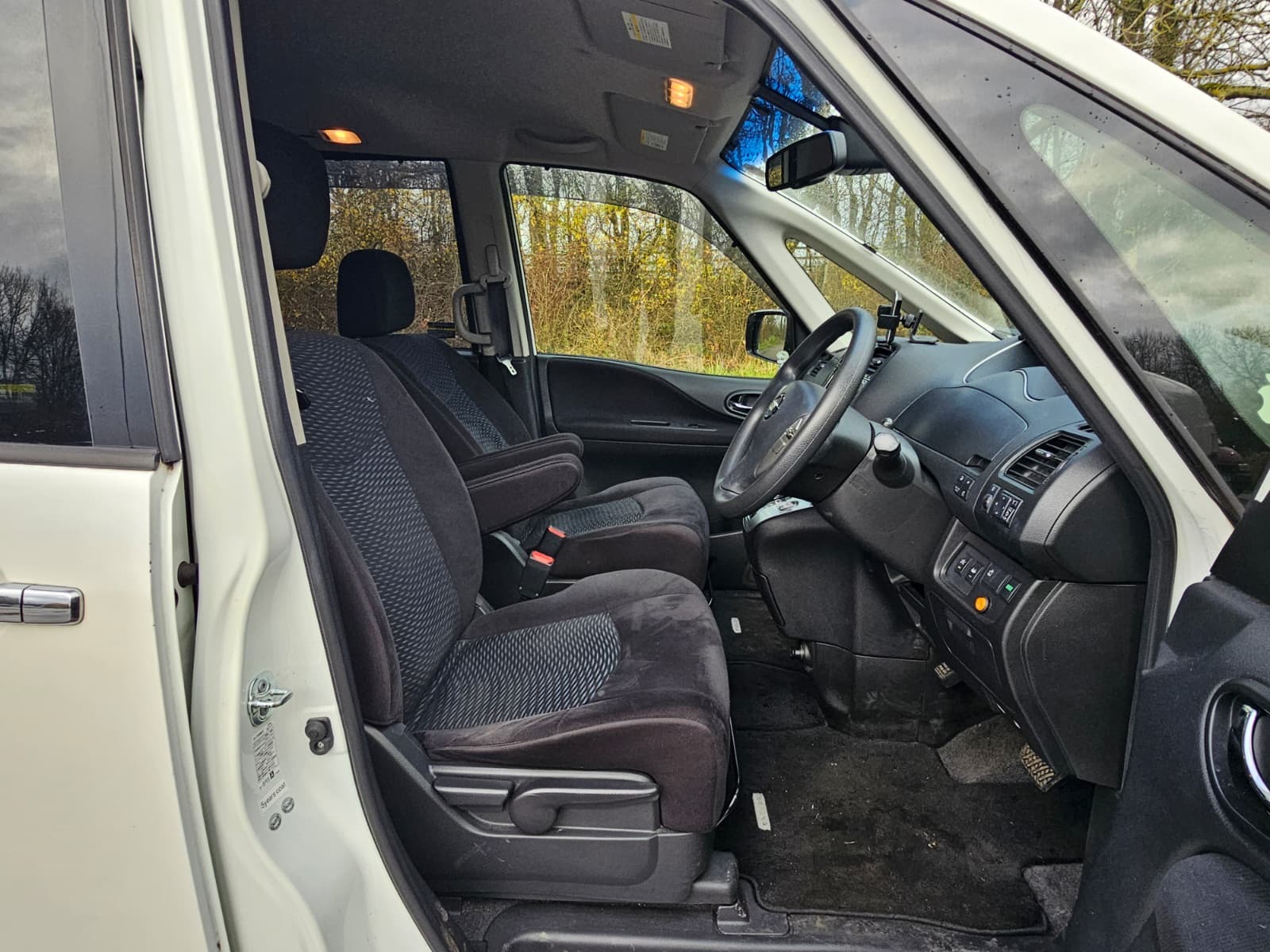 NISSAN SERENA 2.0h Automatic Hybrid CVT 8 Seater MPV