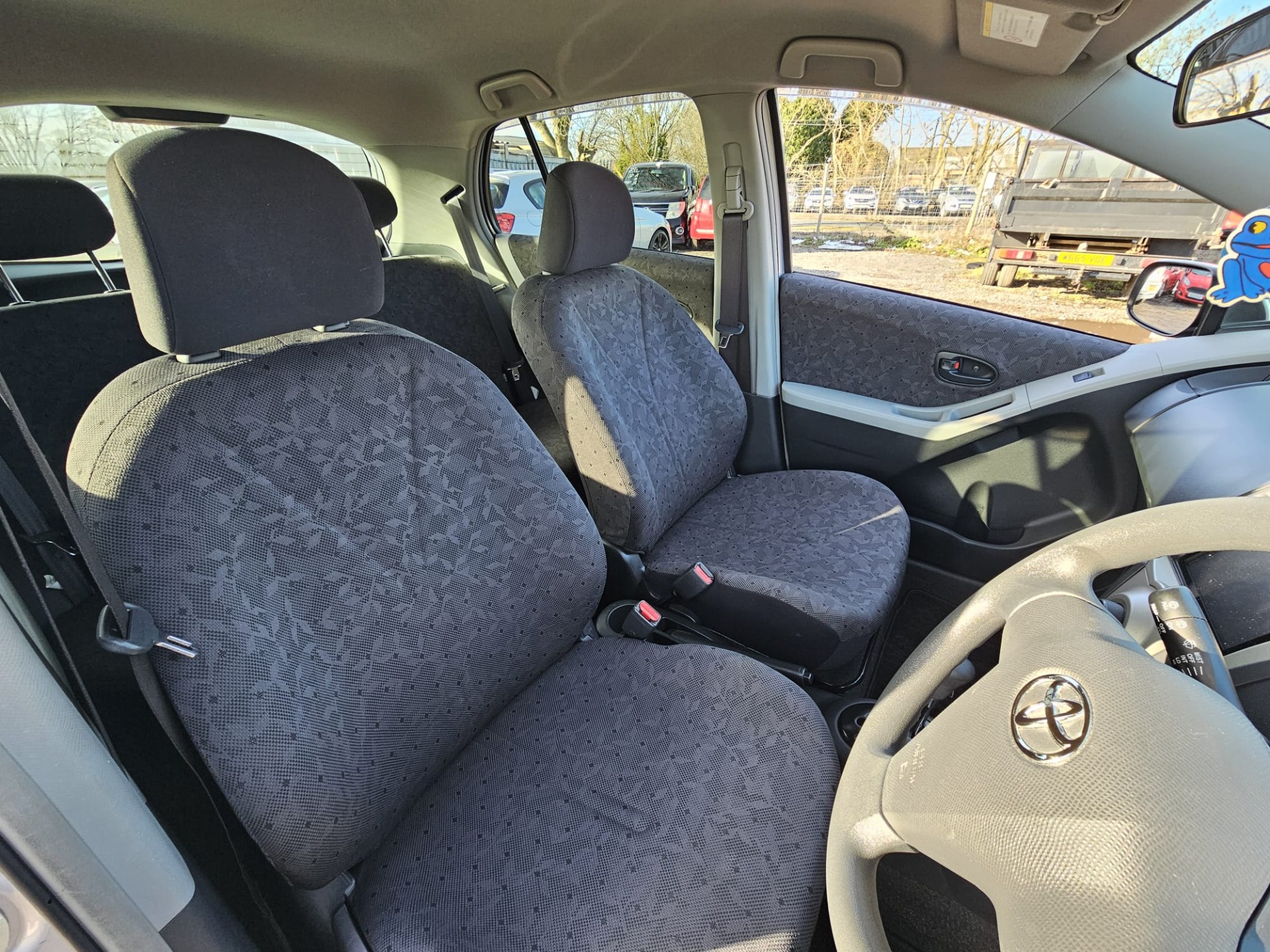 TOYOTA VITZ Yaris