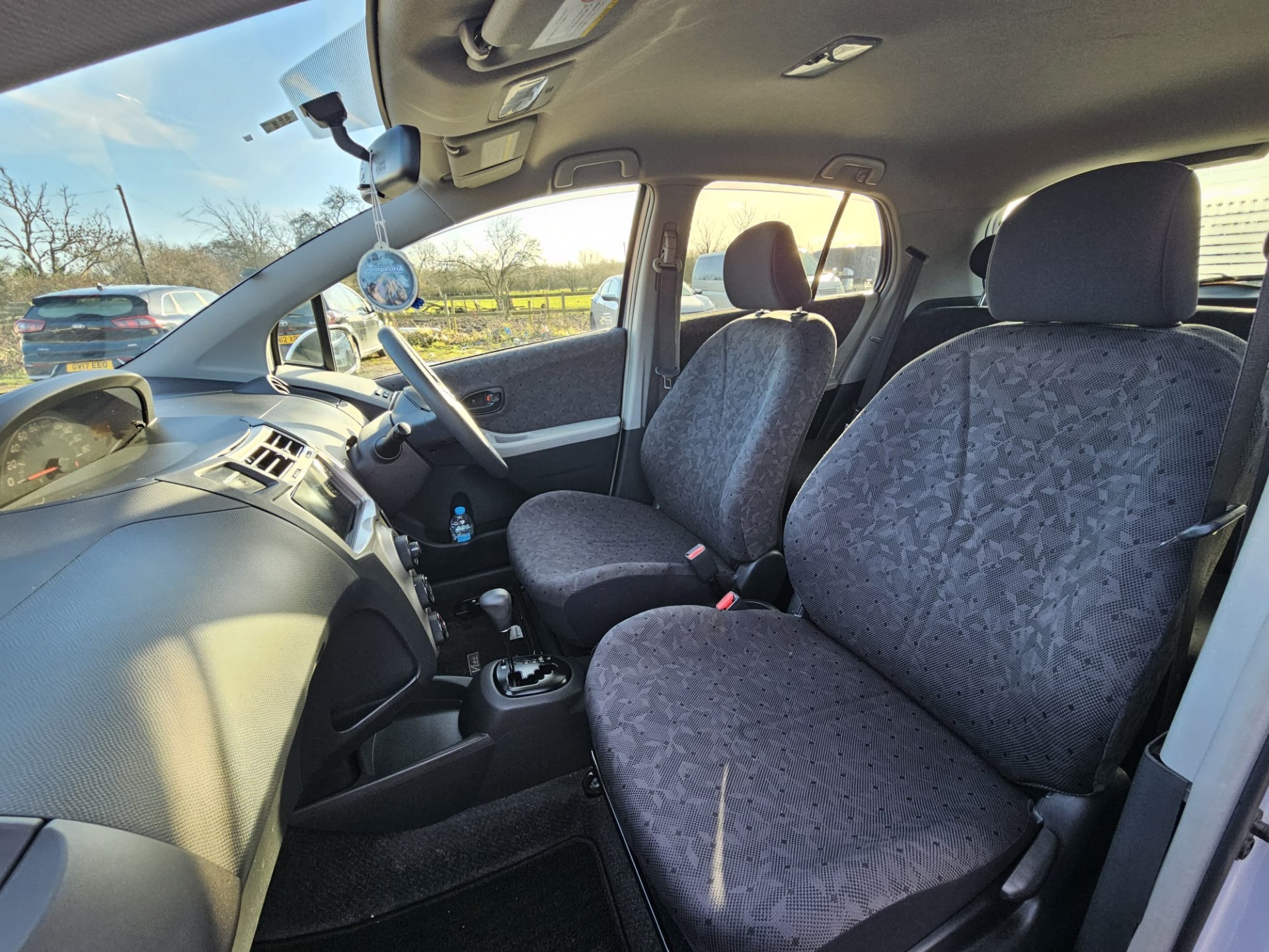 TOYOTA VITZ Yaris
