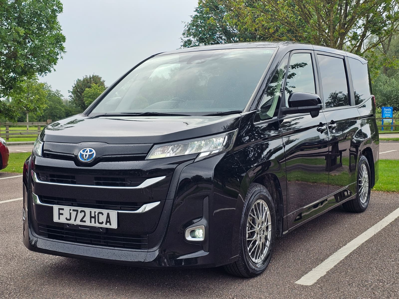TOYOTA NOAH VOXY 1.8h Hybrid G Automatic CVT 8 Seater MPV